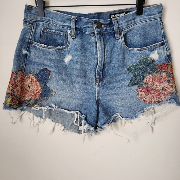Blank NYC | The Barrow Vintage High Rise Embroidered Floral 3" Shorts - Size 30 - Picture 3 of 14